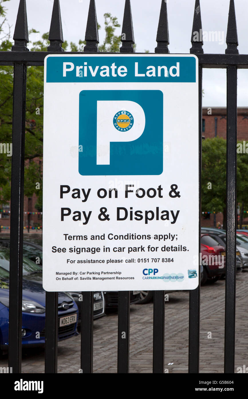 Private Grundstücke Zahlen zu Fuß Pay und Parkplatz in Liverpool, Merseyside, UK Anzeige Stockfoto