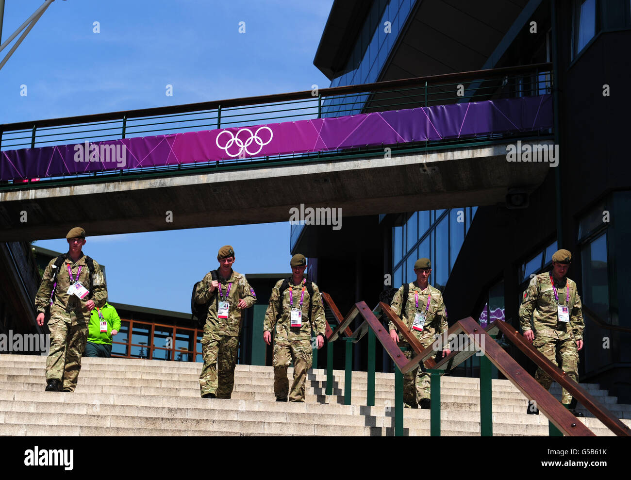 Olympische Spiele In London - Aktivitäten Vor Den Spielen - Mittwoch. Soldaten laufen durch den All England Lawn Tennis und Croquet Club, Wimbledon, London. Stockfoto