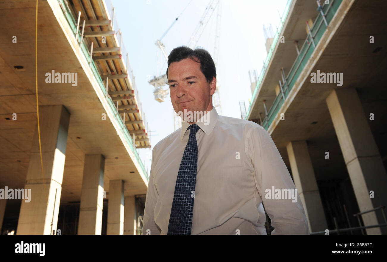 Schatzkanzler George Osborne, bei einem Besuch auf der Baustelle des Crick Institute in London, kurz vor Veröffentlichung der BIP-Zahlen für das zweite Quartal. Stockfoto
