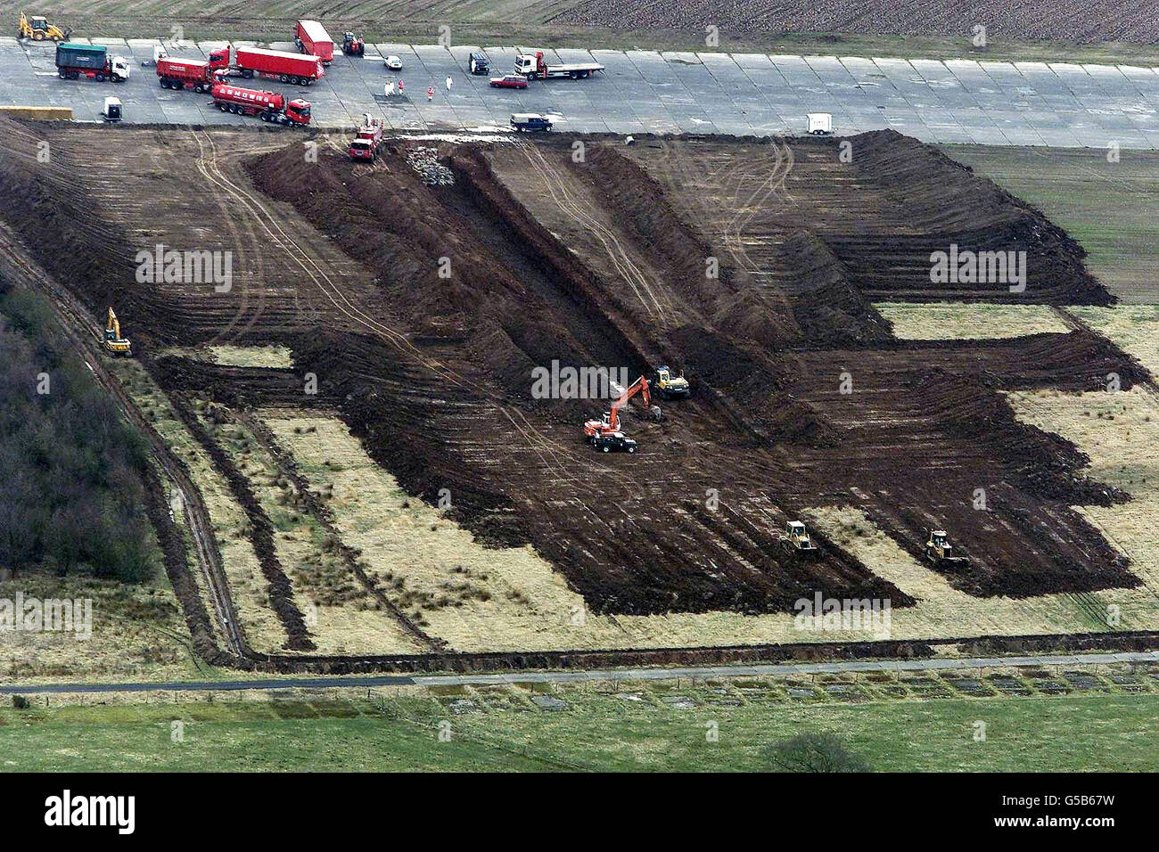 Während die Maul- und Klauenseuche andauert, werden in einem Graben in der Nähe eines alten Flugplatzes in der Nähe von Longtown in Cumbria tote Tiere geschlachtet. Stockfoto