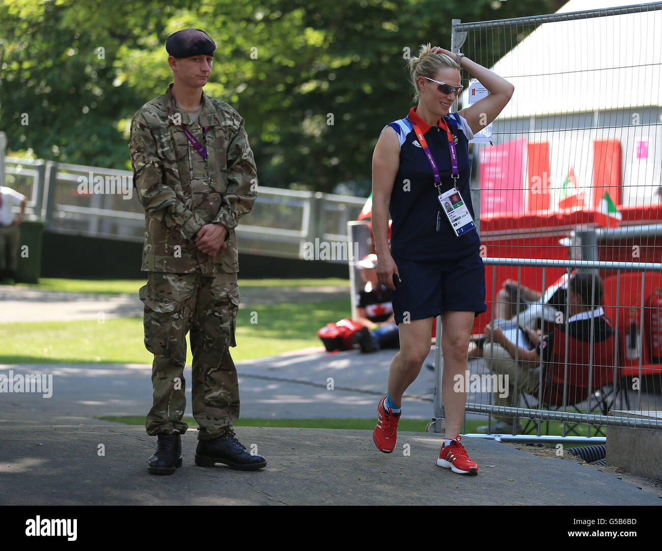 Die britische Zara Phillips geht während der Reitturingsitzung im Greenwich Park, London, an einem Sicherheitsmann vorbei. Stockfoto