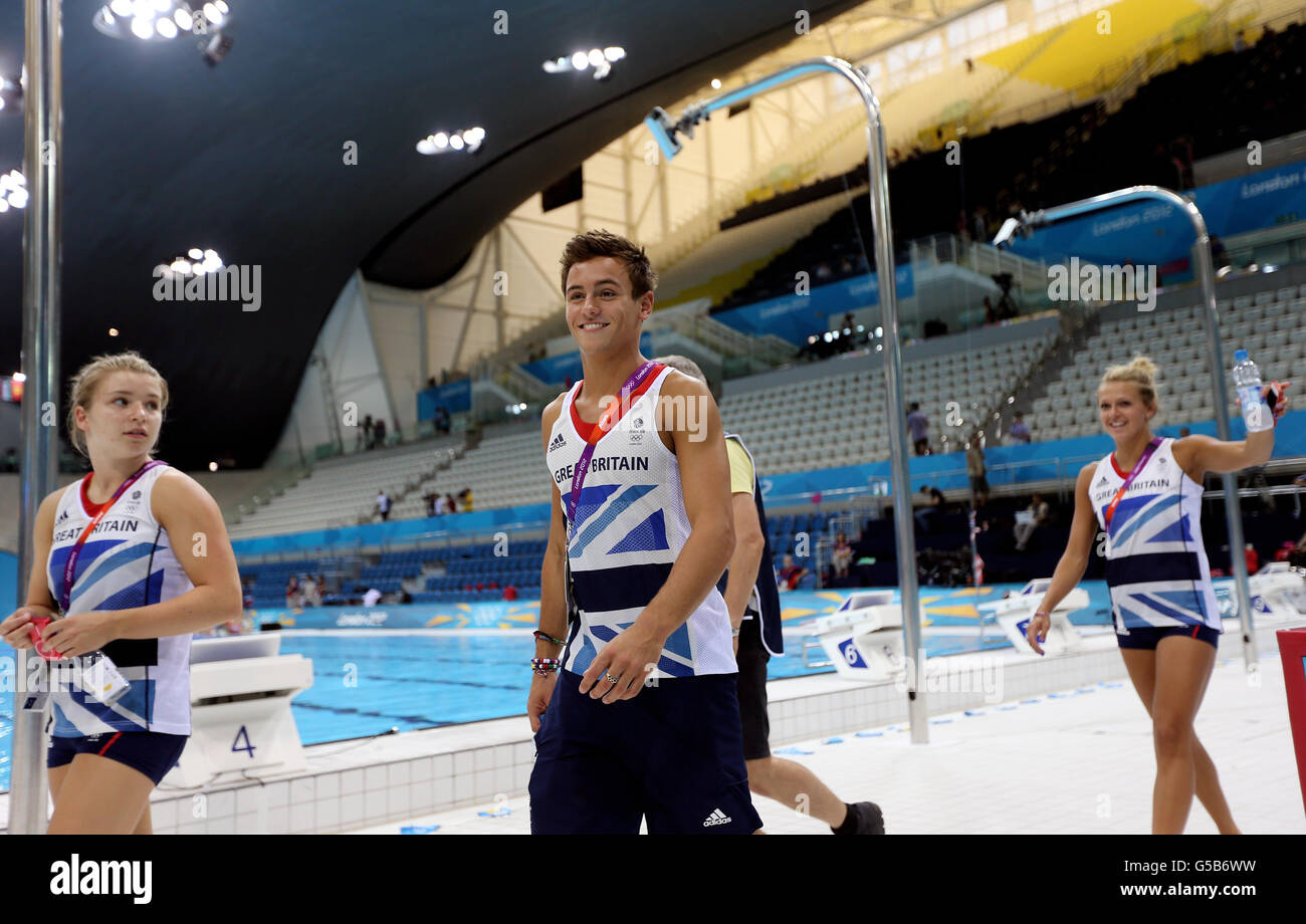 Der britische Tom Daley (Mitte) geht während einer Trainingseinheit im Aquatic Centre, Olympic Park, London, zum Pool. Stockfoto