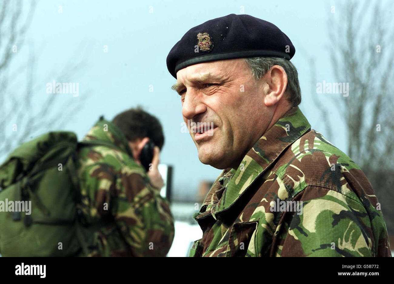 Brigadier Alex Birtwistle nach einer Pressekonferenz in Carlisle. Brigadier Birtwistle kommandiert die Operation der Armee in Great Orton, wo in dieser Woche infizierte Leichname begraben werden. * 20/02/2002: Der Offizier der Armee, der als Held des MKS-Ausbruchs gefeiert wurde, wurde im Buckingham Palace geehrt. Brigadier Alex Birtwistle, der den Kampf der Armee gegen die Epidemie in Cumbria meisterte, sammelte eine CBE vom Prince of Wales. Der geradlinige Brigadier wurde als Monty of Cumbria bekannt, nachdem ihn ein hochrangiger Offizier dazu gebracht hatte, den Ruhestand zu verschieben und den ersten britischen Brigadier zu beaufsichtigen Stockfoto