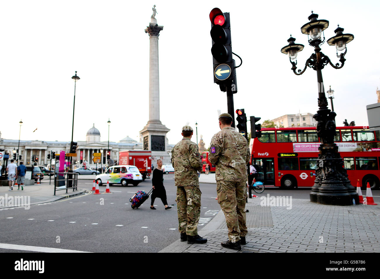 Mitarbeiter der britischen Armee patrouillieren auf dem Trafalgar Square im Zentrum von London, während die Vorbereitungen für die Olympischen Spiele 2012 in London fortgesetzt werden. Stockfoto