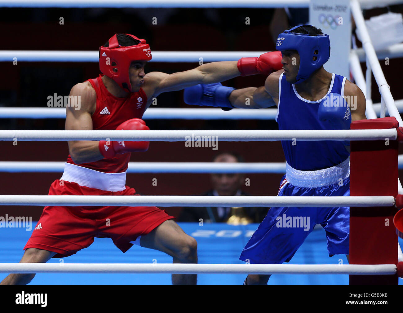 Der Grossbritannier Anthony Ogogo (links) an der Spitze während seines Sieges gegen den Dominikanerboxer Junior Martinez Castillo in der Excel Arena, London. Stockfoto