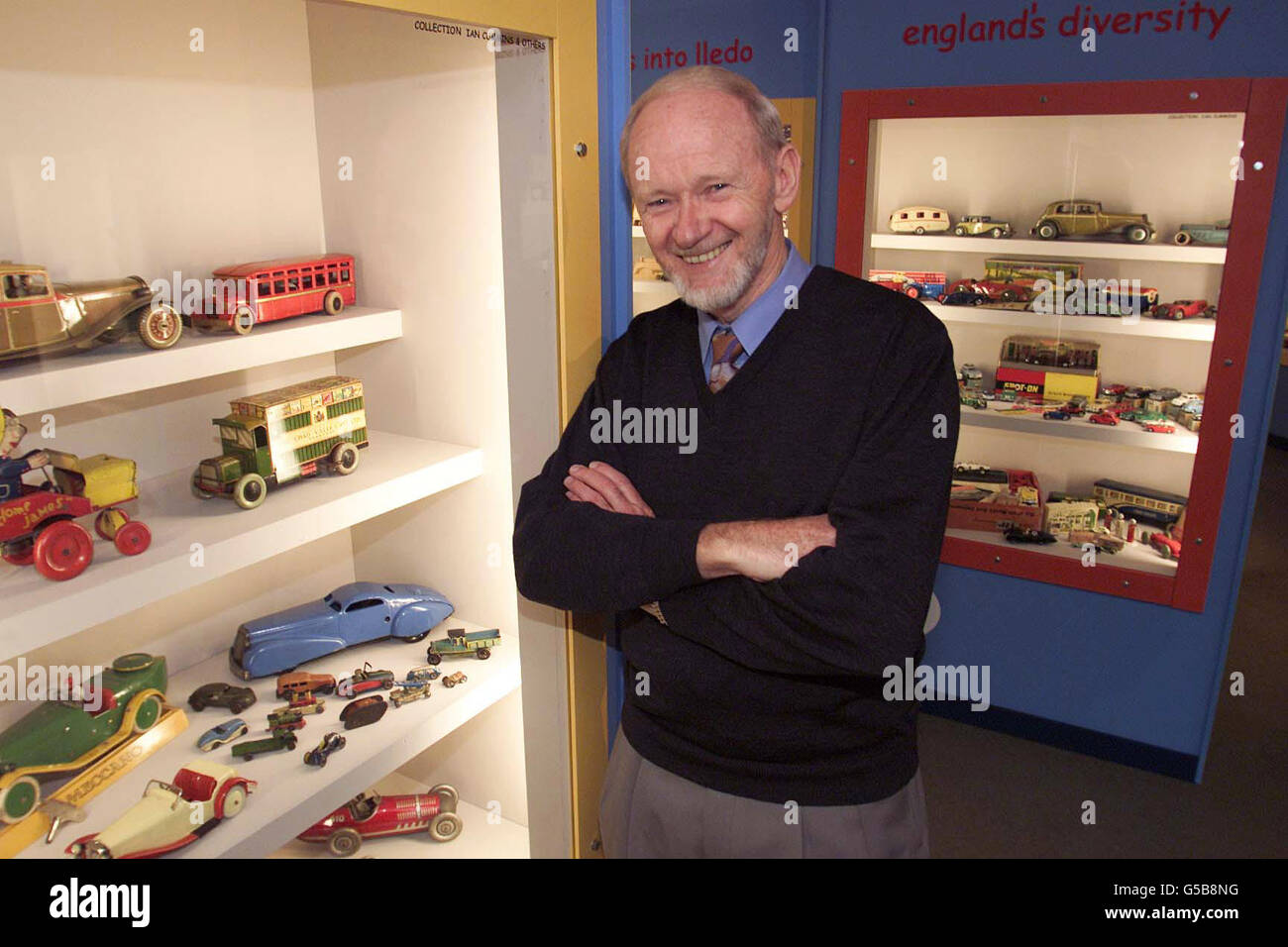 Der australische Sammler Ian Cummins mit einem kleinen Teil seiner umfangreichen Sammlung von Spielzeugautos, die den Löwenanteil von Motoring Thru Childhood, einer Ausstellung im National Motor Museum in Beaulieu, dem New Forest, bilden. * über 2000 Modell- und Tretautos werden bis Oktober ausgestellt, wenn Herr Cummins viele seiner wertvollen Gegenstände bei Christie's versteigert. Stockfoto