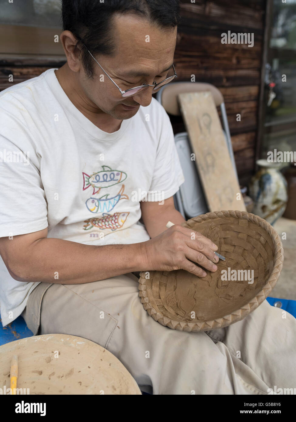 Keijiro Uemura erstellen Keramik Schüssel am Yachimun no Sato (Keramik / Artists Village) in Yomitan, Okinawa, Japan Stockfoto