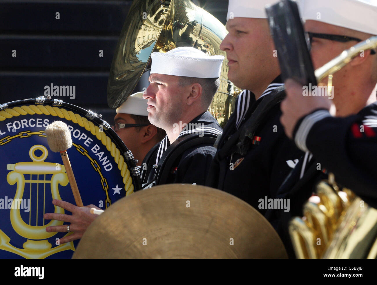 Mitglieder der United States Naval Forces Band spielen auf der Royal Mile in Edinburgh für die Öffentlichkeit, bevor sie im Edinburgh Military Tattoo im Edinburgh Castle auftreten. Stockfoto