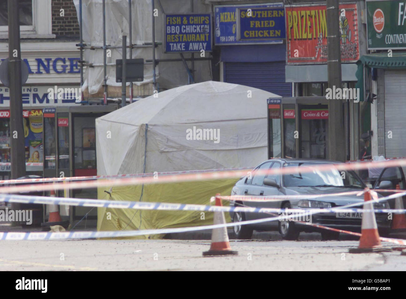 Die Szene einer Schießerei in Lower Clapton Rd, East London, nach einer Schießerei. Ein Fahrer eines blauen BMW Cabriolets und sein Passagier wurden getötet, als sie versuchten, einem Schützen zu entkommen, der auf ihr Auto schoss und sie in einen Bus einstürzte. *... in ihrem Fluchtversuch. Beamte, die am Tatort ankamen, fanden den Fahrer und seinen Passagier tot im Auto. Drei Frauen, die bei dem Unfall verletzt wurden, wurden ins Krankenhaus gebracht. Siehe PA Geschichte POLIZEI Schuss. PA Foto: Tony Harris. Stockfoto