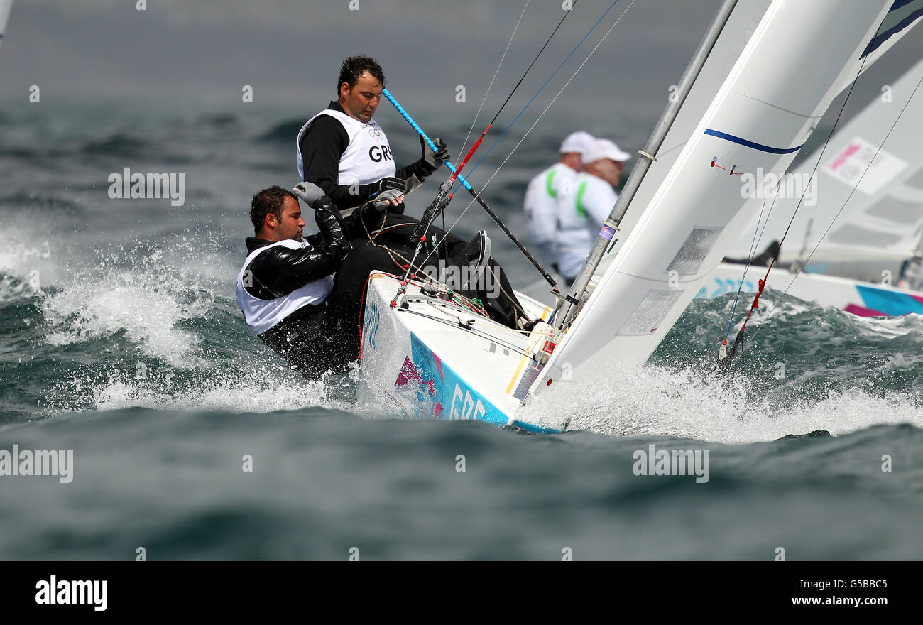 Griechenlands Star Segler Emilios Papathanasiou und Adonis Tsotras beim heutigen 7. Rennen ihrer Olympia-Serie vor Weymouth. Stockfoto