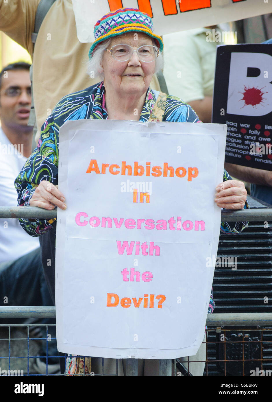 Demonstranten protestieren vor einem Auftritt des ehemaligen Premierministers Tony Blair bei der Westminster Faith Debatte in Westminster, im Zentrum von London. Stockfoto