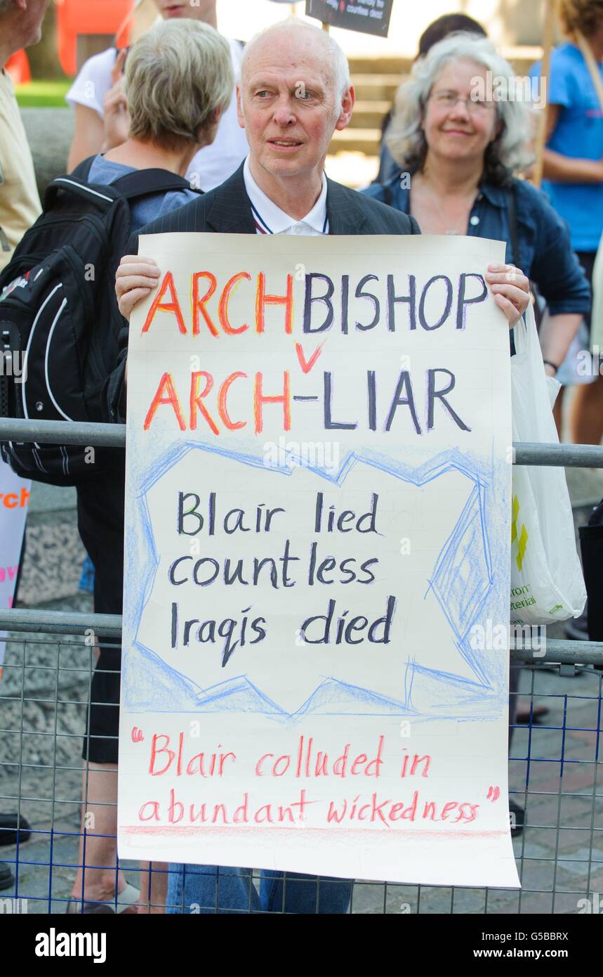 Demonstranten protestieren vor einem Auftritt des ehemaligen Premierministers Tony Blair bei der Westminster Faith Debatte in Westminster, im Zentrum von London. Stockfoto