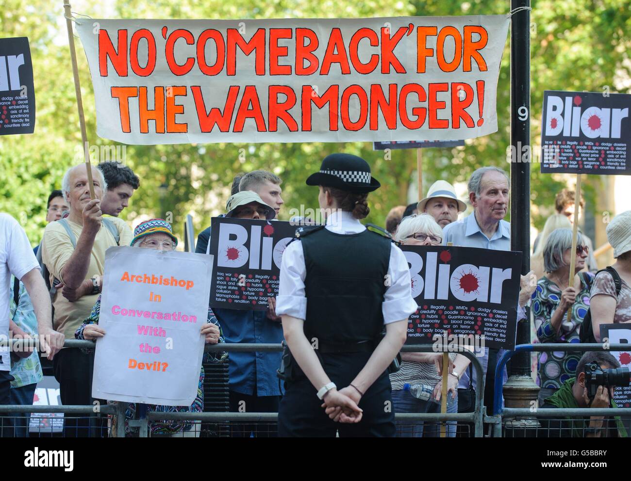 Demonstranten protestieren vor einem Auftritt des ehemaligen Premierministers Tony Blair bei der Westminster Faith Debatte in Westminster, im Zentrum von London. Stockfoto