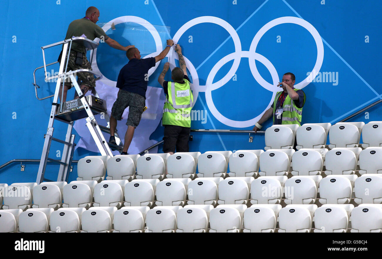 Olympische Spiele In London - Aktivitäten Vor Den Spielen - Mittwoch. Die Mitarbeiter des Aquatics Centre verleihen dem Logo der Olympischen Ringe im Olympic Park, London, den letzten Schliff. Stockfoto
