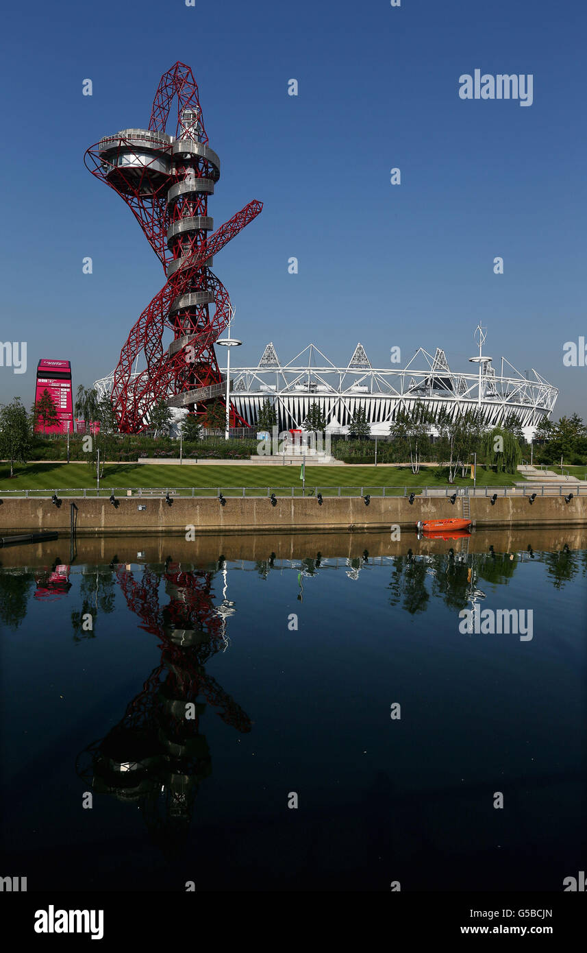 Ein allgemeiner Blick auf das Orbit und das Olympiastadion im Olympic Park, London. Stockfoto