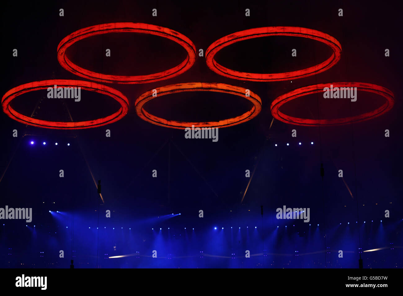 Die Olympischen Ringe kommen während der Eröffnungszeremonie der Olympischen Spiele 2012 im Olympiastadion in London in Formation zusammen. Stockfoto