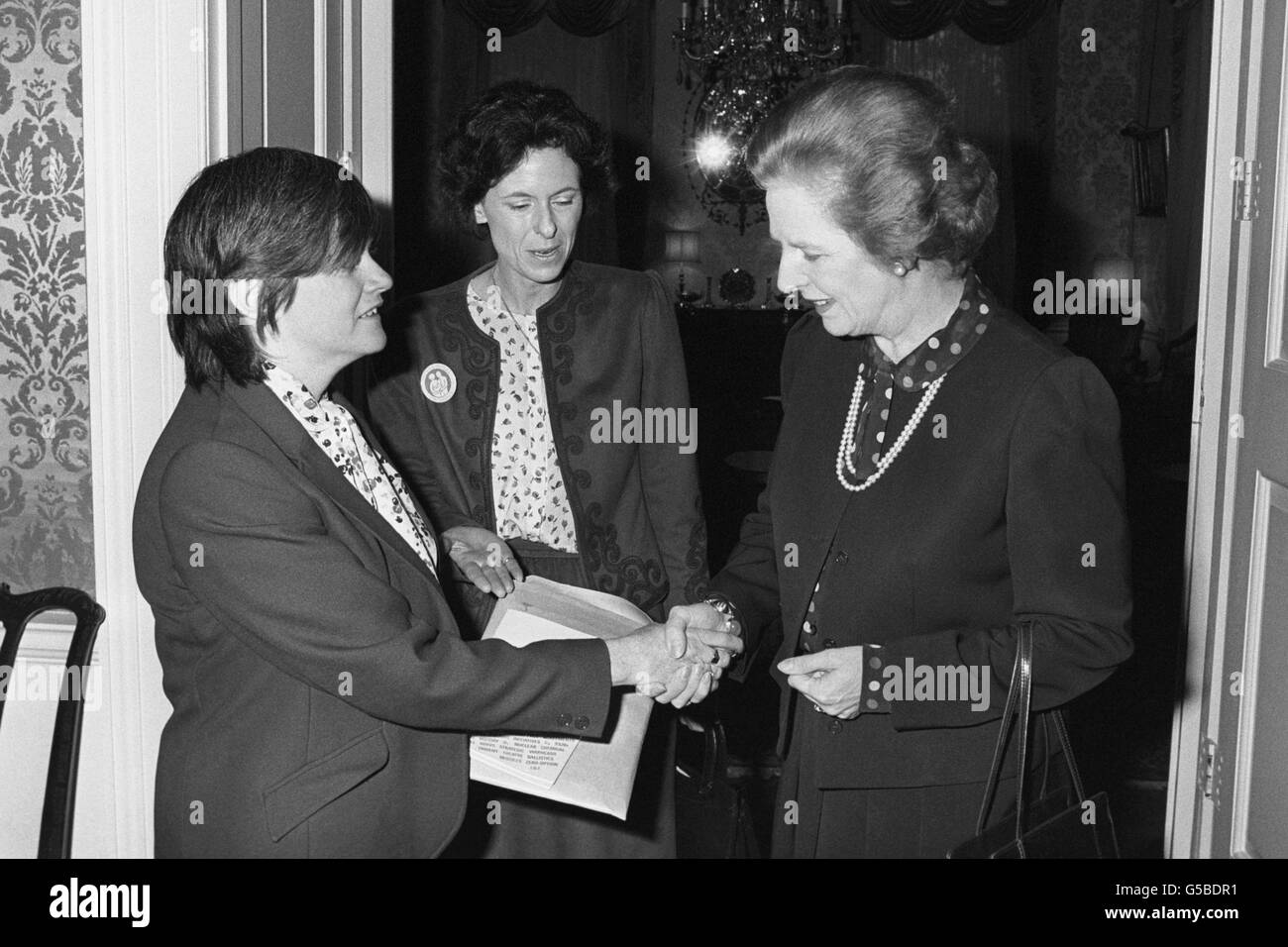 Premierministerin Margaret Thatcher, rechts, begrüßt Ann Widdecombe, links, mit Lady Olga Maitland während eines Empfangs in der Downing Street Nr. 10 für Mitglieder der Frauen und Familien der Verteidigung, Auf der eine Petition eingereicht wurde, um „die Anerkennung Großbritanniens für die Errungenschaften der NATO bei der Erhaltung des Friedens in Europa für 35 Jahre zu Protokoll zu geben“. Stockfoto
