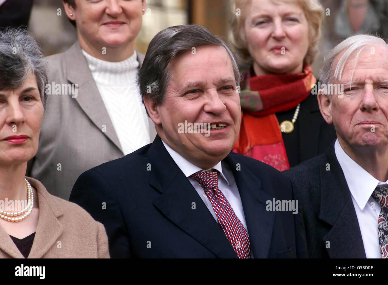 Der neue Vorsitzende des Ausschusses für Standards im öffentlichen Leben Sir Nigel Wickes (Mitte) bei einer Fotozelle im Zentrum von London. Der Ausschuss überwacht die Verhaltensstandards aller Inhaber öffentlicher Ämter. * Sir Nigel traf sich zum ersten Mal mit dem Rest des Ausschusses, seit er am 1. März den Vorsitz von Lord Neill von Bladen übernimmt. Stockfoto