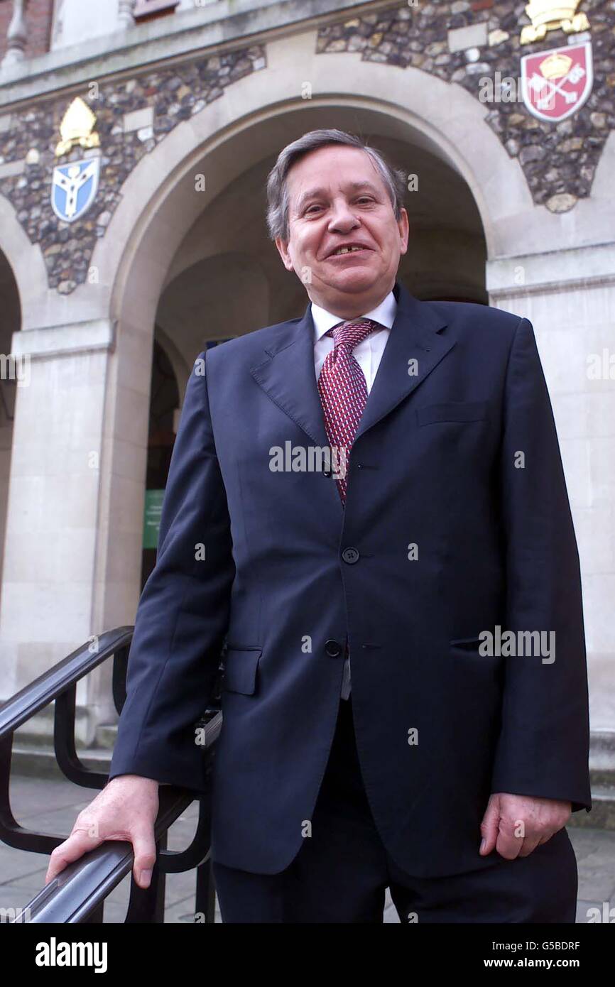 Der neue Vorsitzende des Ausschusses für Standards im öffentlichen Leben Sir Nigel Wickes (Mitte) bei einer Fotozelle im Zentrum von London. Der Ausschuss überwacht die Verhaltensstandards aller Inhaber öffentlicher Ämter. * Sir Nigel traf sich zum ersten Mal mit dem Rest des Ausschusses, seit er am 1. März den Vorsitz von Lord Neill von Bladen übernimmt. Stockfoto