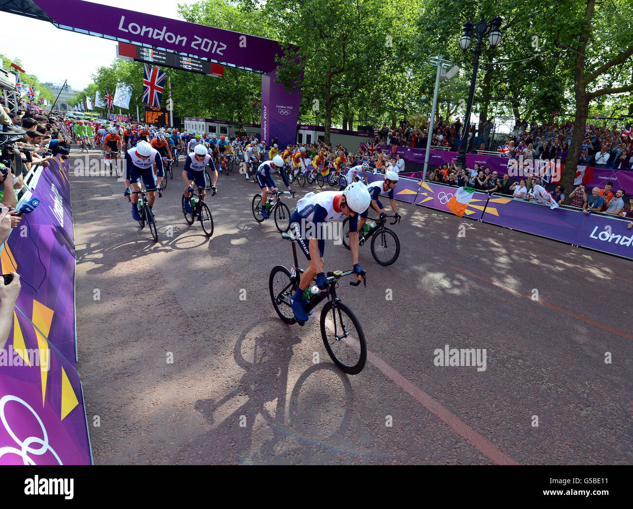 Der Briten Bradley Wiggins führt das Hauptfeld beim Start des Men's Road Race in der Mall im Zentrum Londons entlang. Stockfoto