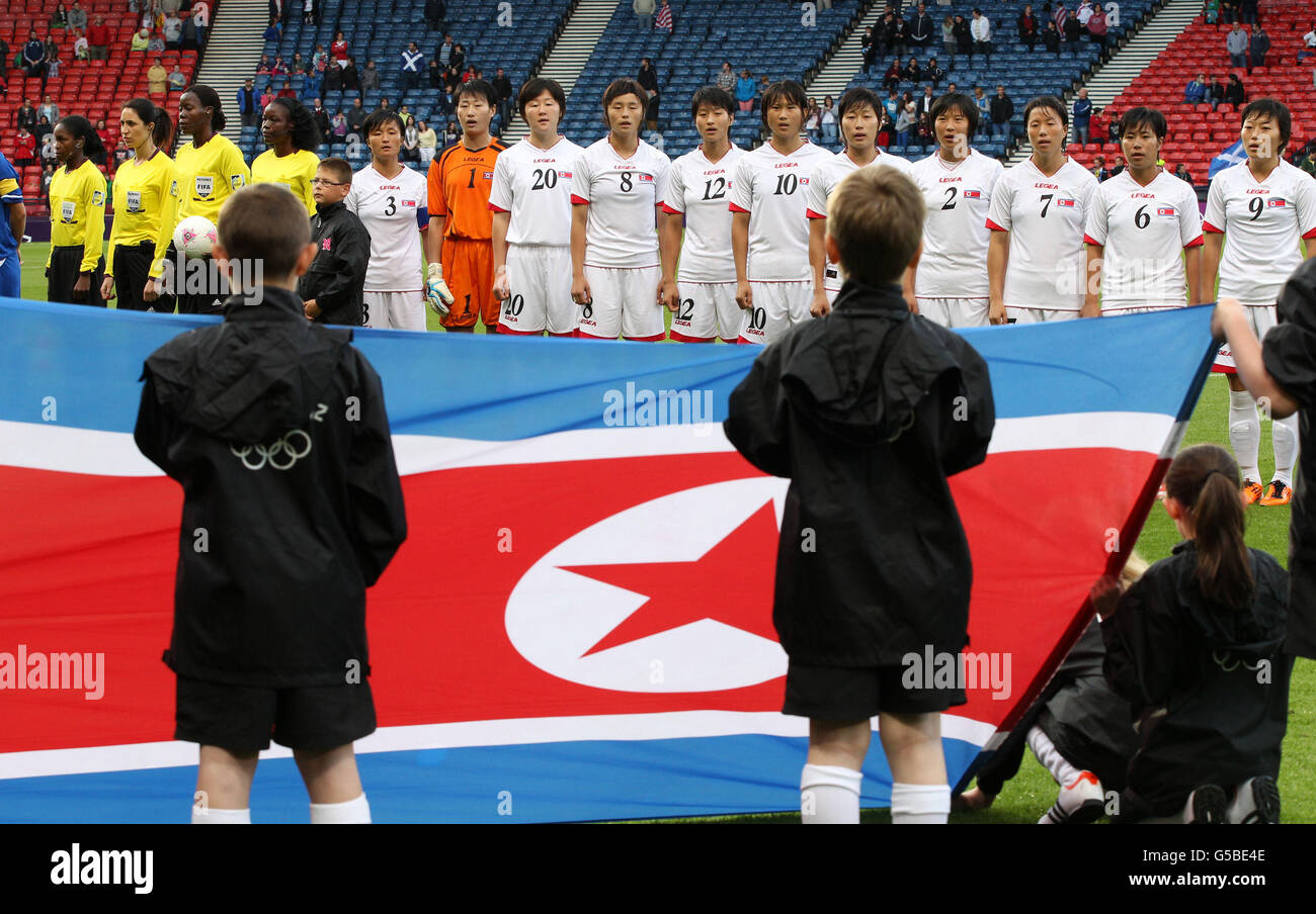 Olympische Spiele In London - Tag 1. Die DPRK-Mannschaft stellt sich vor dem Spiel der Frauengruppe G im Hampden Park, Glasgow, an. Stockfoto
