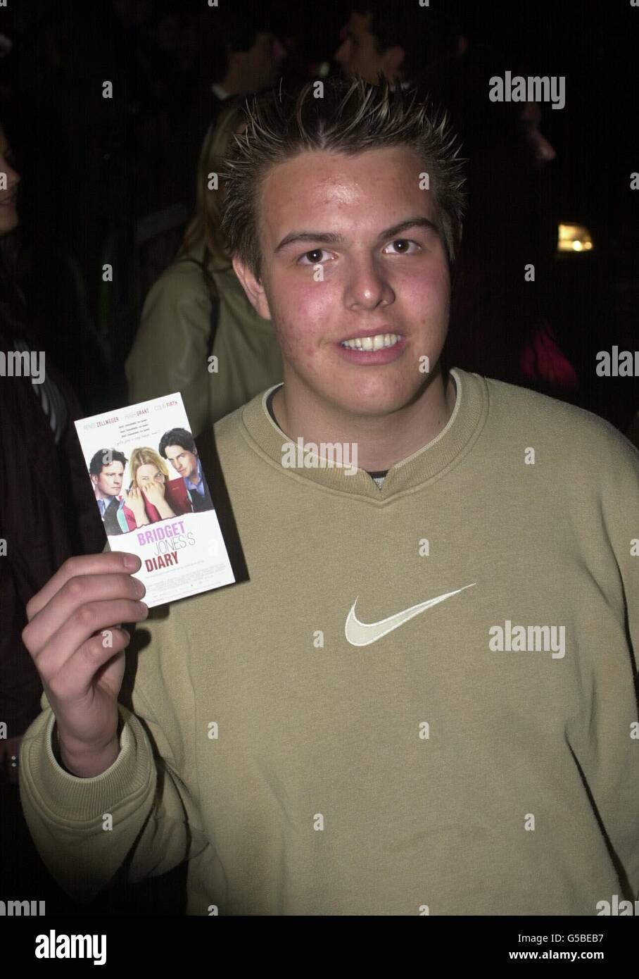 Edward Spencer, 14, aus Leicestershire, nachdem er an der britischen Filmpremiere von „Bridget Jones“ Diary teilgenommen hatte. Edward erhielt eine Eintrittskarte von der Sängerin Geri Halliwell am Leicester Square in London. Stockfoto