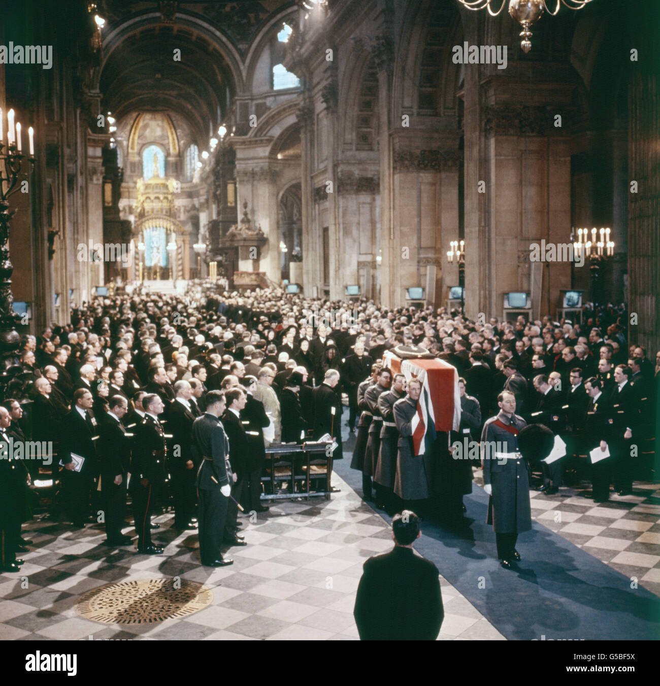 Der Sarg von Sir Winston Churchill, der von den Wachmännern getragen wird, verlässt nach seiner Beerdigung die St. Paul's Cathedral in London. Stockfoto