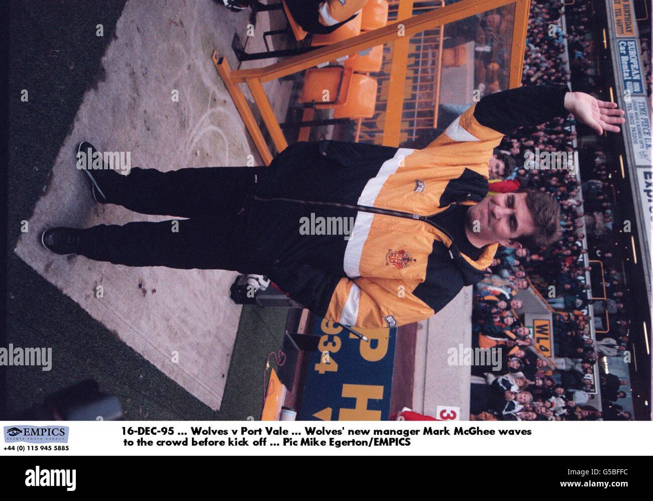 16-DEZ-95 ... Wölfe V Port Vale ... Der neue Manager von Wolves, Mark McGhee, winkt der Menge vor dem Anpfiff zu Stockfoto