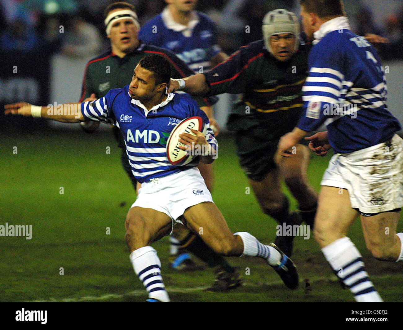 Sales' Jason Robinson (links) bricht während des Spiels der Zürcher Premiership in der Heywood Road, Sale, durch die irische Londoner Verteidigung. Stockfoto