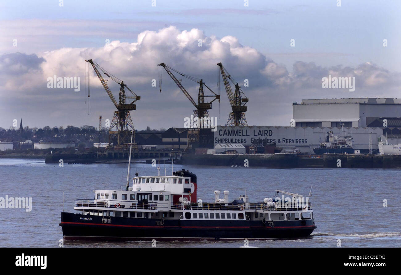 Gesamtansicht der Werft Cammell Laird am Fluss Mersey in Liverpool. Die beunruhigte Merseyside Werft, ausgesetzt Handel in ihren Aktien, wie sie bereit, eine Ankündigung zu machen. Optionen für die Gruppe umfassen die Anhebung von Finanzmitteln oder strategische Allianzen. * der Schritt kommt, nachdem die Gruppe Berater ernannt, um eine strategische Überprüfung des Geschäfts zu Unternehmen. Damals wurde spekuliert, dass das Geschäft auch zum Verkauf angeboten werden könnte. 18/8/01: Die Gewerkschaften suchten nach dringenden Gesprächen mit den neuen Besitzern von Cammell Lairds maroden Werften in Tyneside und Merseyside, nachdem die Werften gekauft wurden Stockfoto