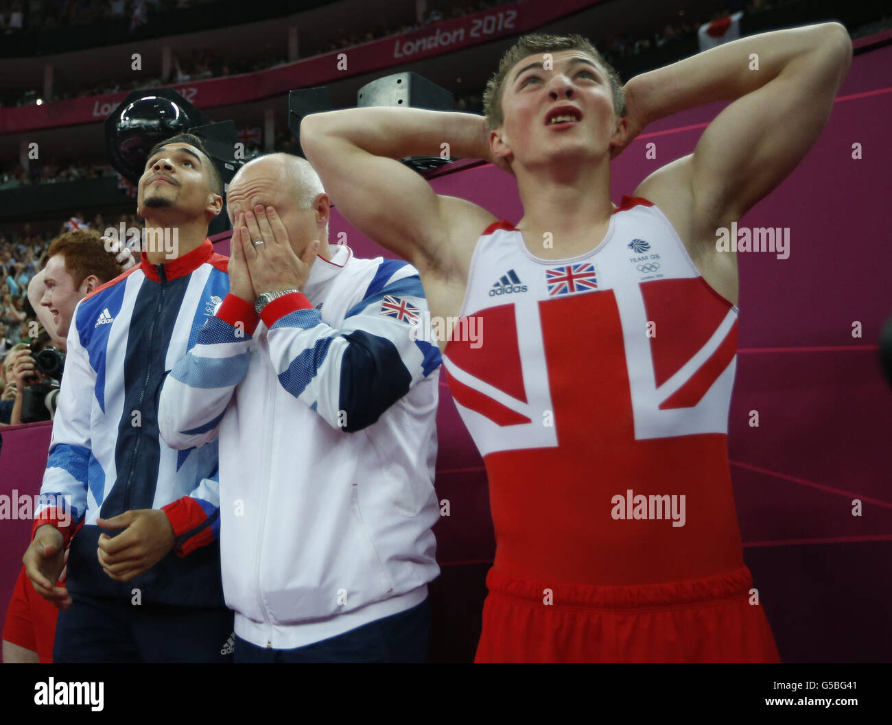 Team Großbritannien reagiert, nachdem das Team aus Silber, bronze auf eine Ergebnis-Überprüfung während der künstlerischen Gymnastik Herrenmannschaft Finale bei den Olympischen Spielen 2012 Montag, 30. Juli 2012, in London nach unten gestoßen habe. Nachdem Richter etwa fünf Minuten Überprüfung der dreimalige Weltmeister Kohei Uchimura am Pauschenpferd verbracht, seinen Score wurde überarbeitet und Japan erhielt die Silbermedaille mit Großbritannien immer stieß bis Bronze. (AP Photo/Matt Dunham) Stockfoto