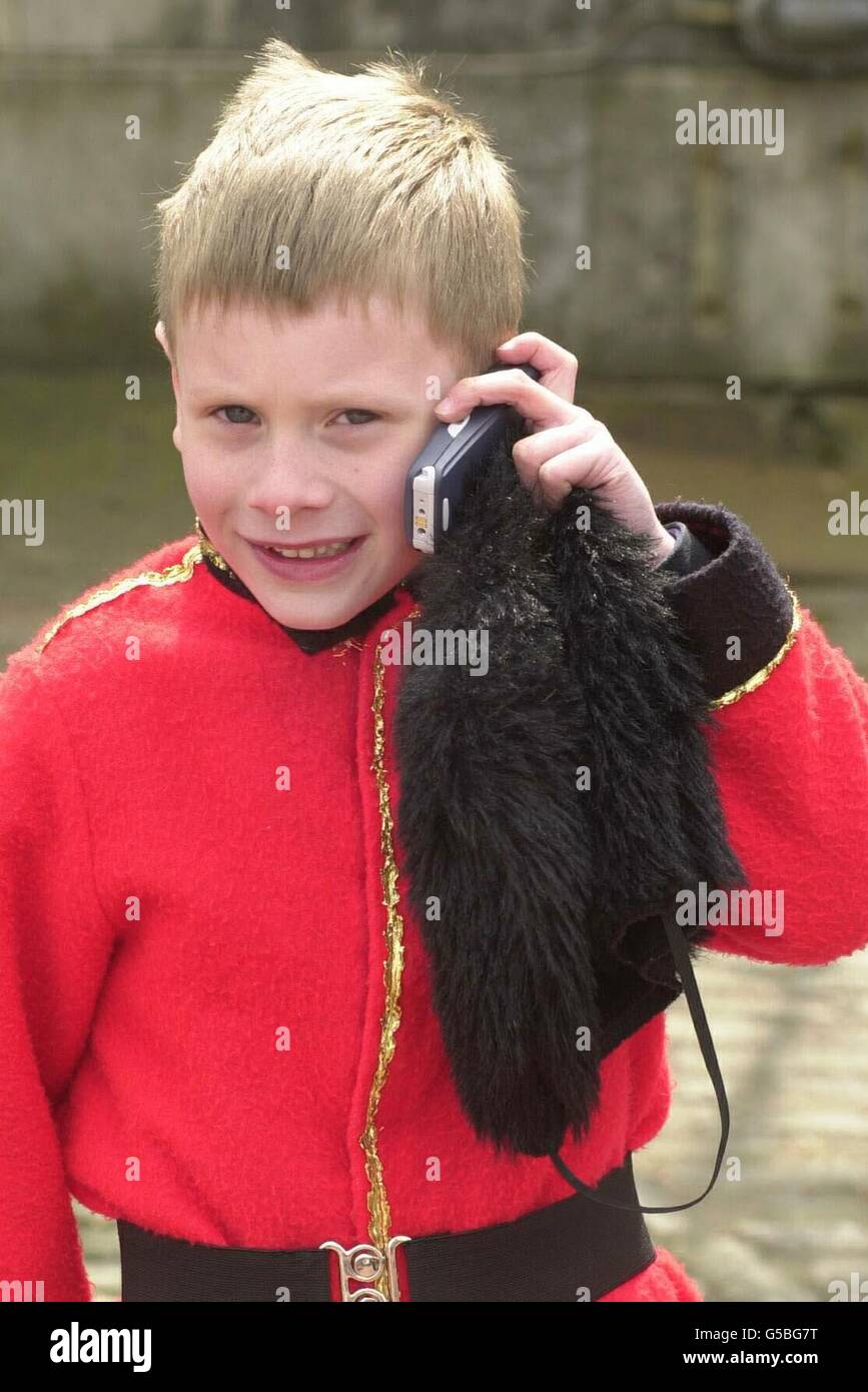 Matthew Swallow, 6, ruft seine Mutter an, nachdem er stolz seine Garde-Uniform auf dem Vorplatz des Buckingham Palace, der Londoner Residenz von Queen Elizabeth II., trug Königliche Beamte entdeckten ihn und brachten ihn hinein, um eine Ansicht der Wachablösung auf der Tribüne zu erhalten. * Matthew aus Potters Bar, Hertfordshire, war vor dem Palast und wartete darauf, als Teil eines Schulprojekts fotografiert zu werden. Stockfoto