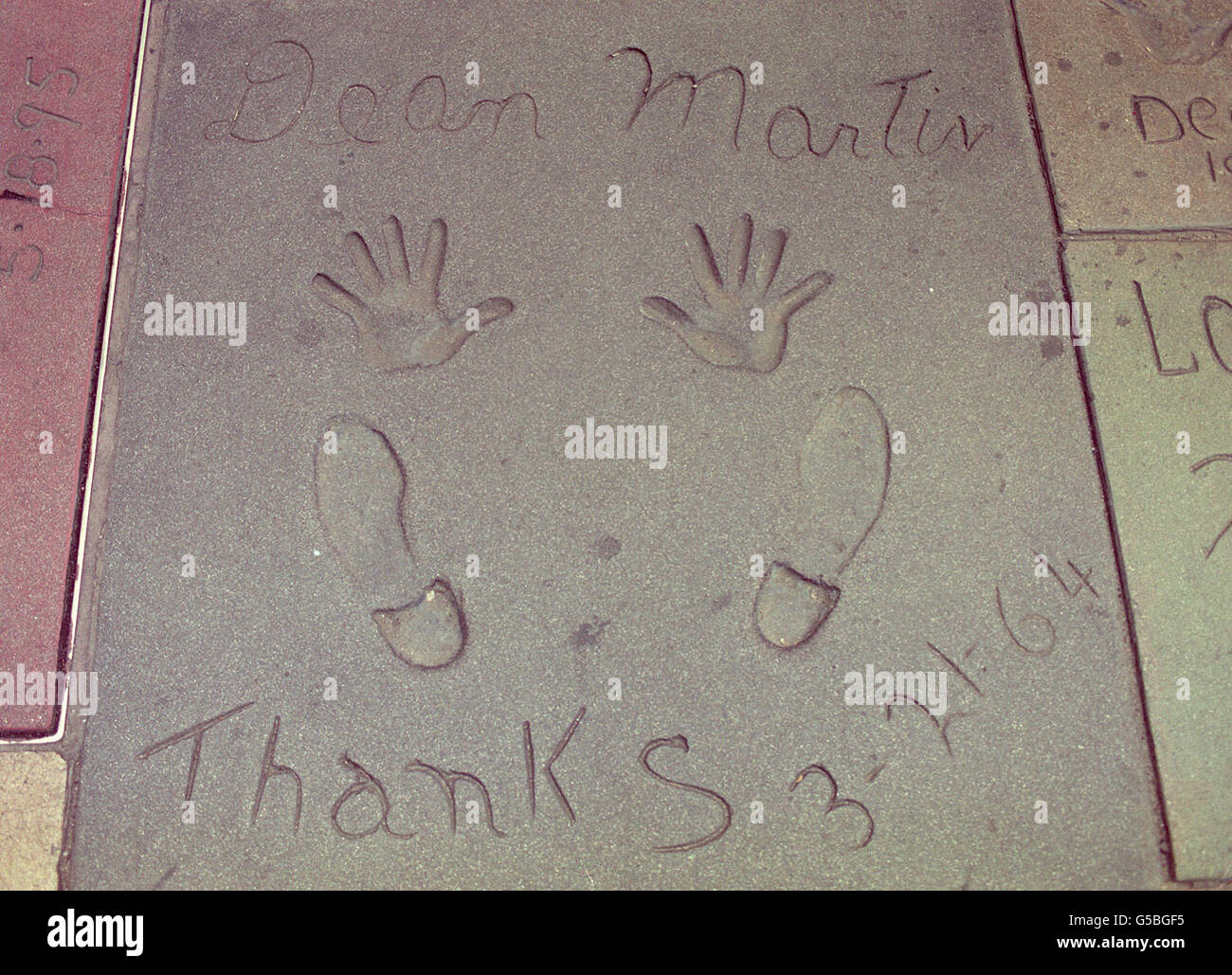 Die Hand- und Fußabdrücke des Schauspielers Dean Martin vor dem Mann's Chinese Theatre in Hollywood, Los Angeles. Stockfoto