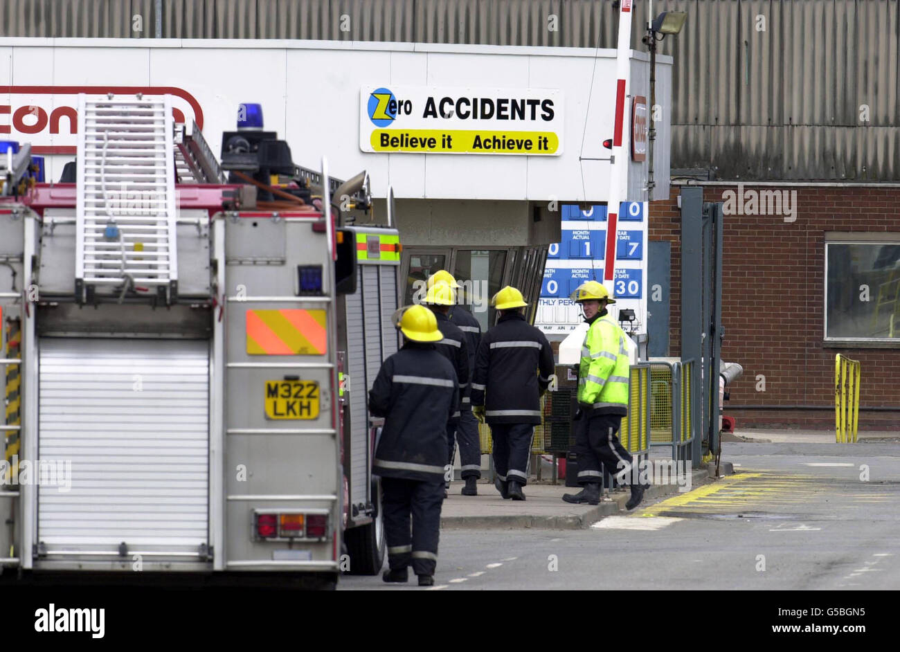 Notfallteams in der Ölraffinerie von Conoco in South Killingholme, in der Nähe von Immingham, im Norden von Lincolnshire, nachdem zwei Menschen bei einer gewaltigen Explosion verletzt wurden, die durch die Raffinerie riss. * die Explosion ließ Erschütterungen durch die Umgebung ausstrahlen und Flammen und Rauch konnten in den Himmel springen sehen. An einem Punkt berichtete der Krankenwagen-Dienst von Lincolnshire, dass vier Arbeiter nicht erfasst wurden, aber ein Sprecher sagte später, dass sie alle verfolgt worden seien. Stockfoto