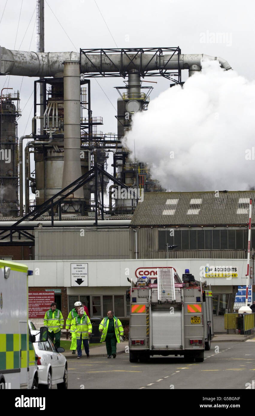 Notfallteams in der Ölraffinerie von Conoco in South Killingholme, in der Nähe von Immingham, im Norden von Lincolnshire, nachdem zwei Menschen bei einer gewaltigen Explosion verletzt wurden, die durch die Raffinerie riss. * die Explosion ließ Erschütterungen durch die Umgebung ausstrahlen und Flammen und Rauch konnten in den Himmel springen sehen. An einem Punkt berichtete der Krankenwagen-Dienst von Lincolnshire, dass vier Arbeiter nicht erfasst wurden, aber ein Sprecher sagte später, dass sie alle verfolgt worden seien. Stockfoto