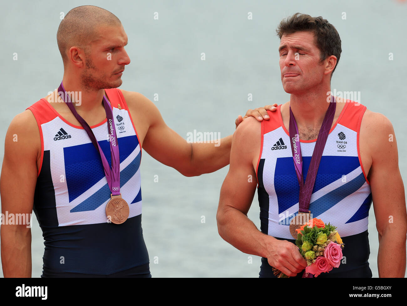 Die Briten Greg Searle (rechts) und Mohamed Sbihi (links) feiern mit ihren Bronzemedaillen nach dem Acht-Finale der Männer am Eton Dorney Lake, London. Stockfoto