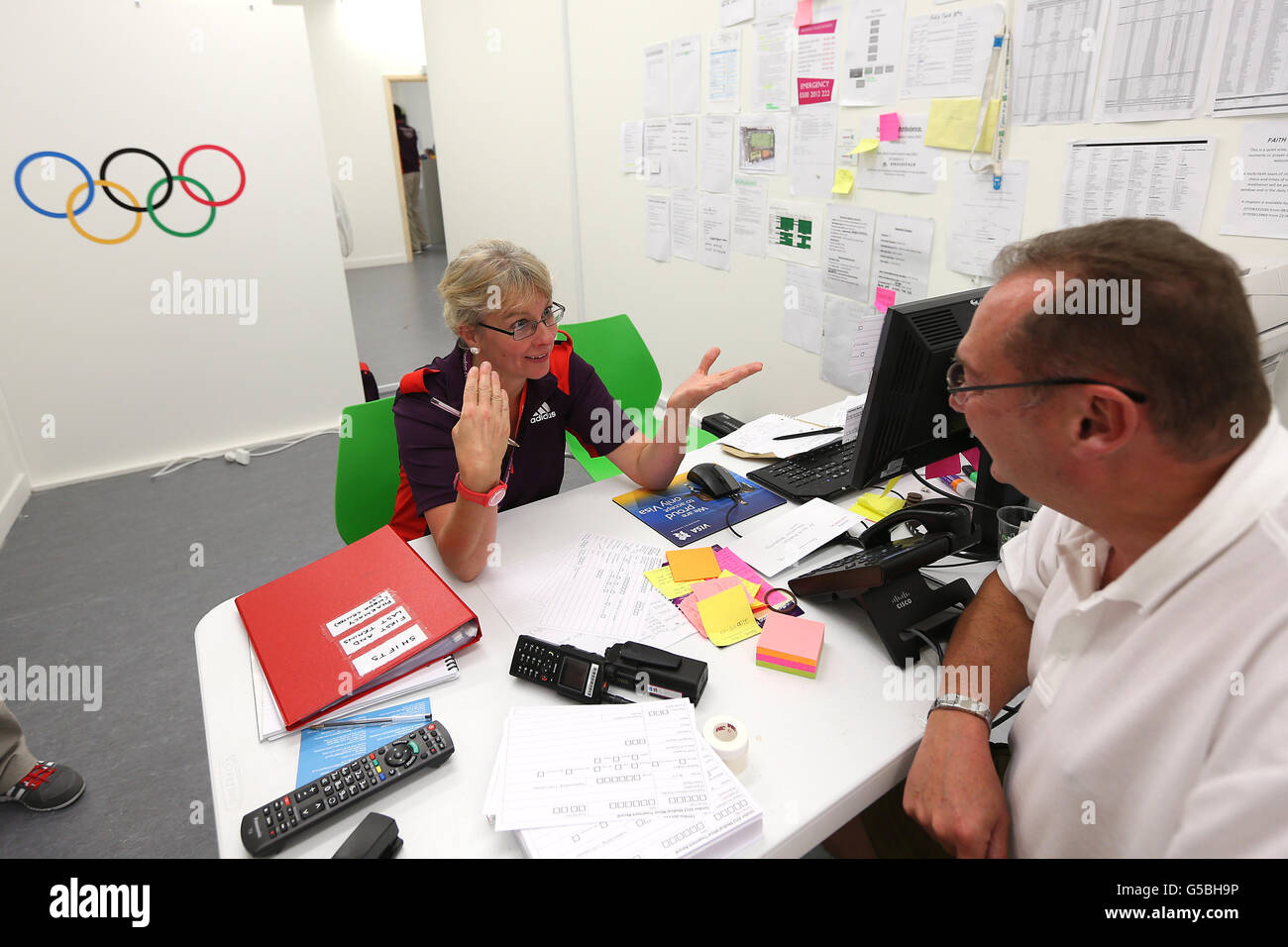 Olympische Spiele In London - Tag 5. Mitarbeiter des Media Medical Center mit einem Patienten im Olympiapark Stockfoto