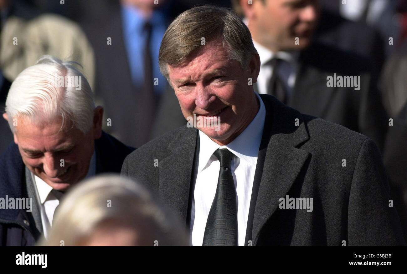 Sir Alex Ferguson (rechts) trifft am 20. April 2001 bei der Beerdigung der Rangers-Fußballlegende Jim Baxter in der Kathedrale von Glasgow ein. Baxter starb im Alter von 61 Jahren an Krebs. *im Januar wurde bei ihm die Krankheit diagnostiziert und verbrachte einen Monat im Krankenhaus, bevor er nach Glasgow zurückkehrte, um seine letzten Tage mit seiner Familie zu verbringen. Stockfoto