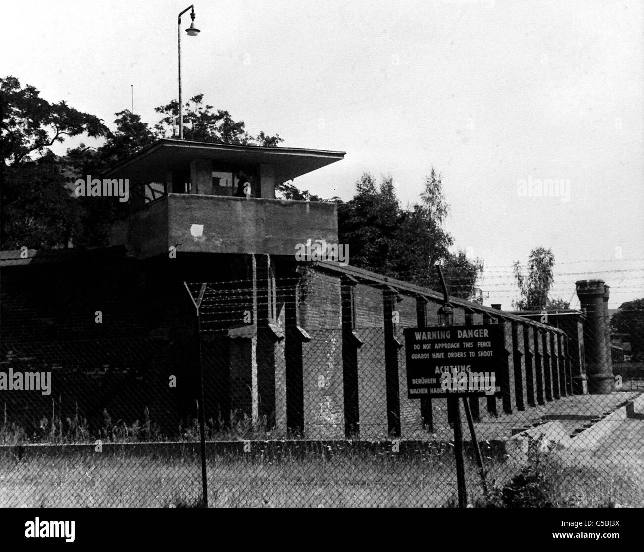 GEFÄNGNIS SPANDAU 1984: Einer der sechs Wachtürme, die um das Gefängnis Spandau im britischen West-Berliner Sektor angeordnet sind. Das Gefängnis beherbergt Adolf Hitlers ehemaligen Stellvertreter Rudolf Hess. Stockfoto