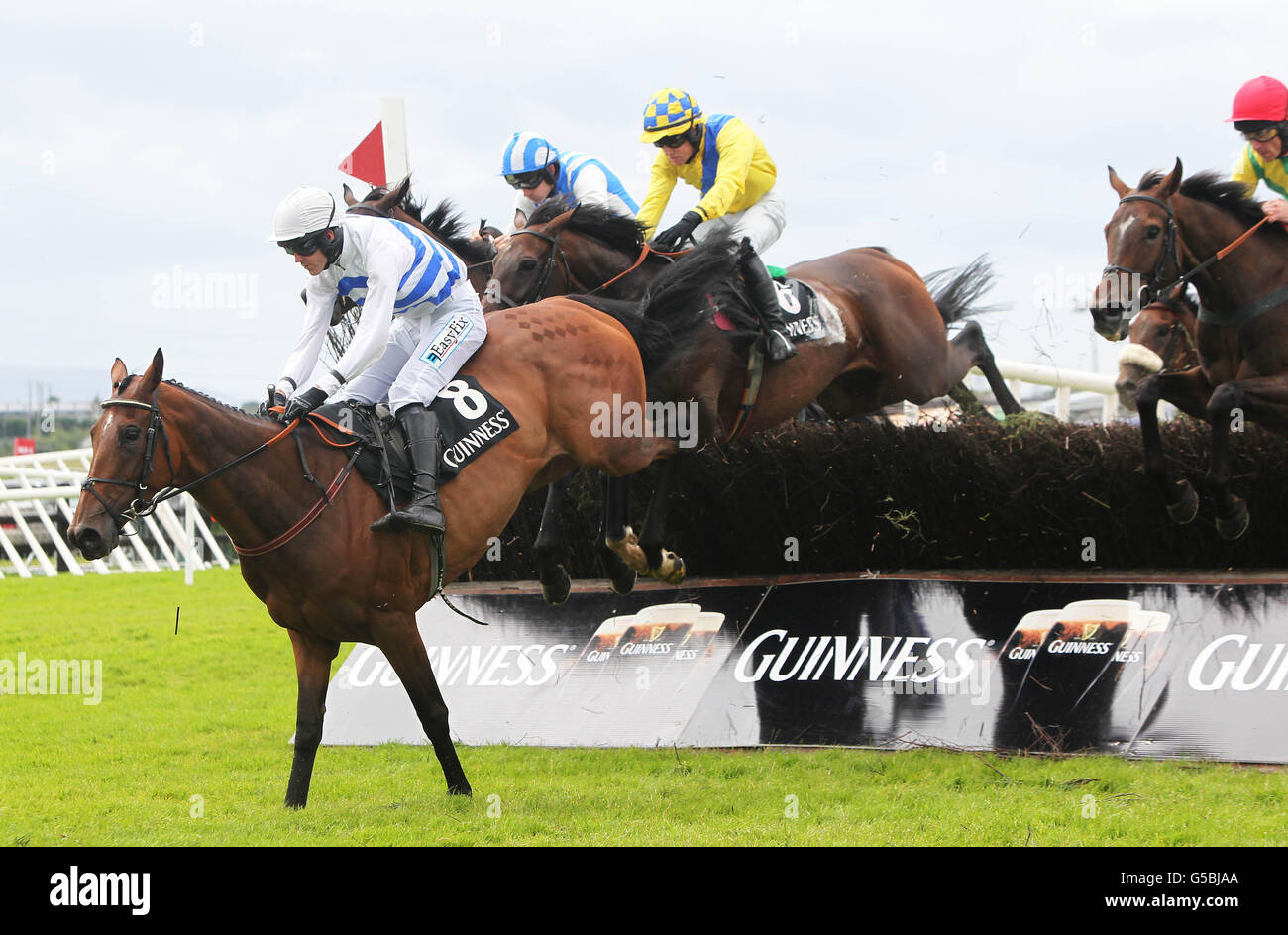 Glibin mit Andrew McNamare gewinnt beim Guinness Galway Hurdle Handicap Day des Galway Summer Festival auf der Galway Racecourse, Ballybrit, die Guinness Series Novice Steeplechase. Stockfoto