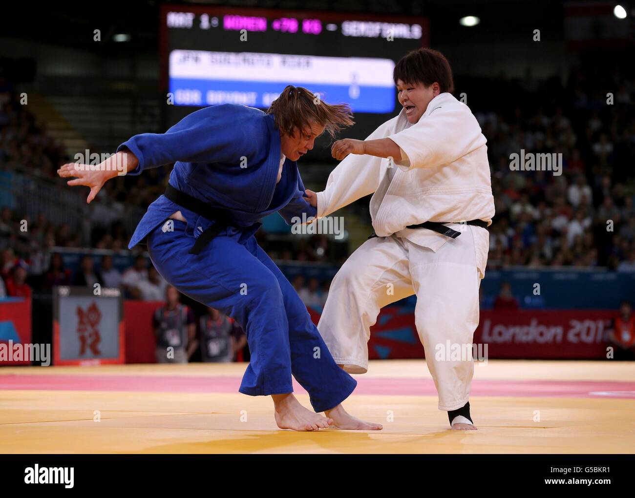 Die britische Karina Bryant (blau) während ihrer Halbfinalniederlage gegen die japanische Mika Sugimoto +78kg in der Excel Arena in London. Stockfoto