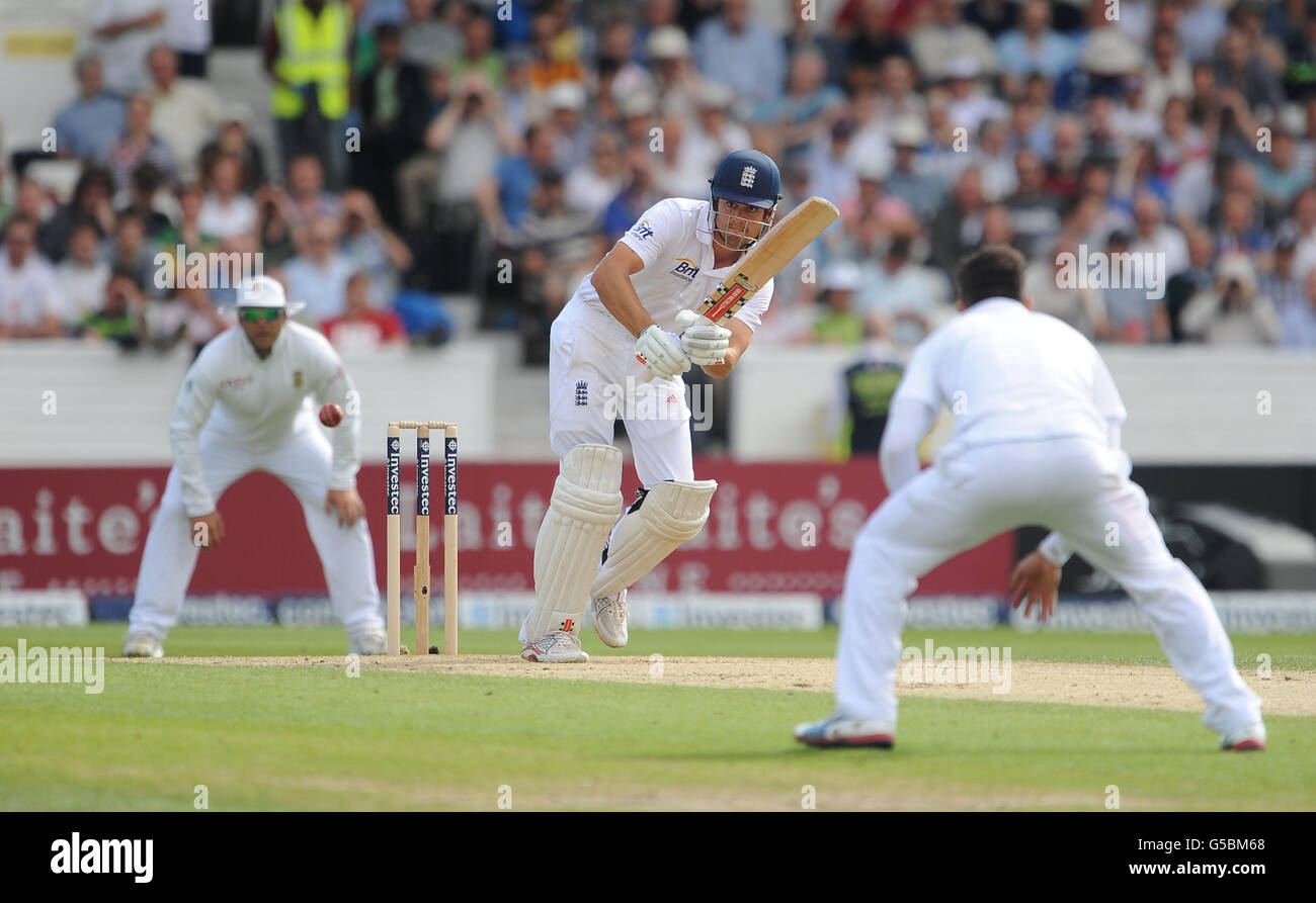 Cricket - 2012 Investec Test Series - Zweiter Test - England / Südafrika - Tag zwei - Headingley. Der englische Alastair Cook ist während des zweiten Investec-Testmatches in Headingley Carnegie, Leeds, gegen Südafrika im Einsatz. Stockfoto