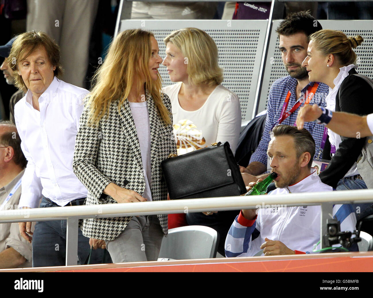 Sir Paul McCartney mit seiner Tochter Stella McCartney auf dem Velodrome im Olympic Park, London, am achten Tag der Olympischen Spiele 2012 in London. DRÜCKEN Sie VERBANDSFOTO. Bilddatum: Samstag, 4. August 2012. Bildnachweis sollte lauten: Andrew Milligan / PA Wire. Stockfoto