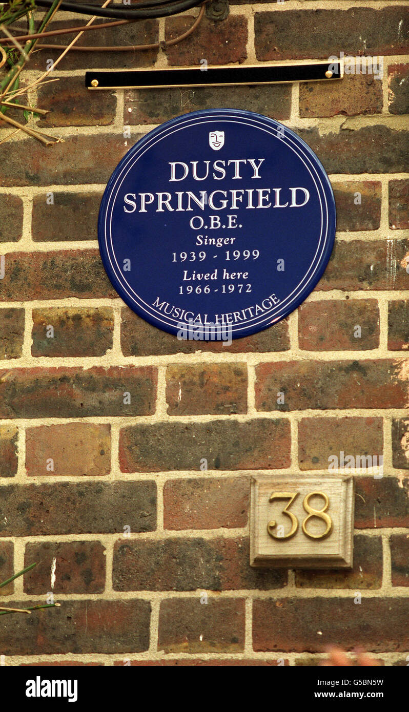Eine blaue Plakette, die vom Popstar Dusty Springfield des Musical Heritage to Sixties in einem Haus in Aubrey Walk, Kensington, London, enthüllt wurde, wo der im März 1999 verstorbene Star im Alter von 59 Jahren in den späten 1960er und frühen 1970er Jahren lebte. * im Anschluss an die Enthüllungszeremonie fand ein Abendessen im Grosvenor House in London statt, an dem Stars wie Sir Norman Wisdom und Sir John Mills teilnahmen. Stockfoto
