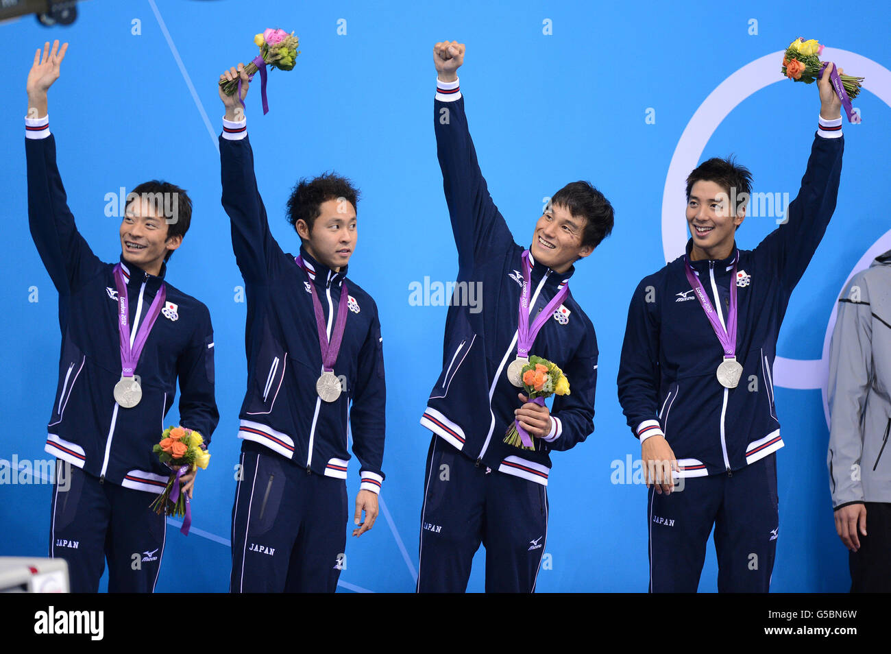 Die japanische Mannschaft der Herren 4x100 m Medley Relay (links nach rechts) Ryosuke Irie, Kosuke Kitajima, Takeshi Matsuda und Takuro Fujii feiern mit ihren Silbermedaillen im Aquatic Center Stockfoto