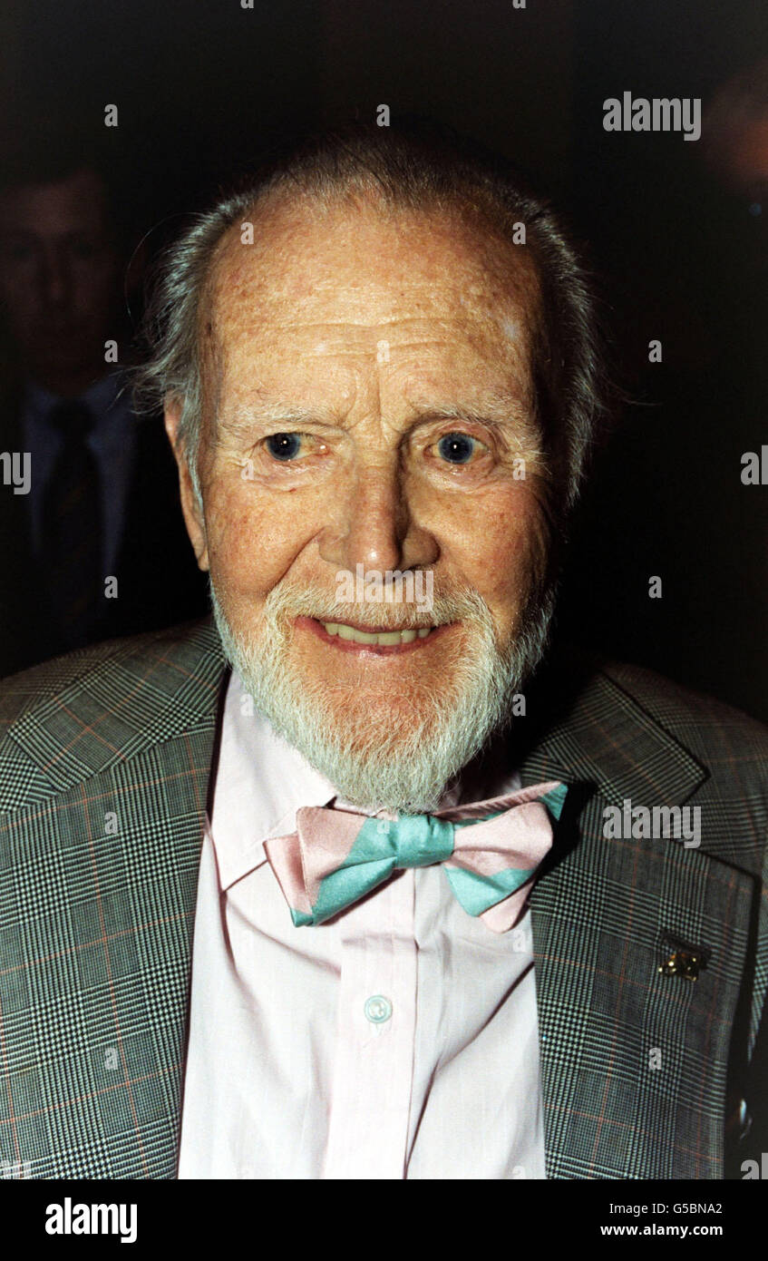 Sir John Mills bei einem Abendessen im Grosvenor House, London, nach der Enthüllung einer blauen Gedenktafel zu Ehren des Popstars Dusty Springfield aus den sechziger Jahren. * 17/11/2001: Der erfahrene Schauspieler Sir John Mills sagte einen Auftritt in einer Radio 4-Show ab, nachdem ein Sturz ihn mit zwei Rippen zurückließ, sagte eine Familiensprecherin. Sir John, 93, der fast blind ist, sollte ein Gast in der BBC-Sendung Loose Ends sein, die vom Sender Ned Sherrin präsentiert wurde, musste aber auf Anraten seines Arztes absagen. Stockfoto