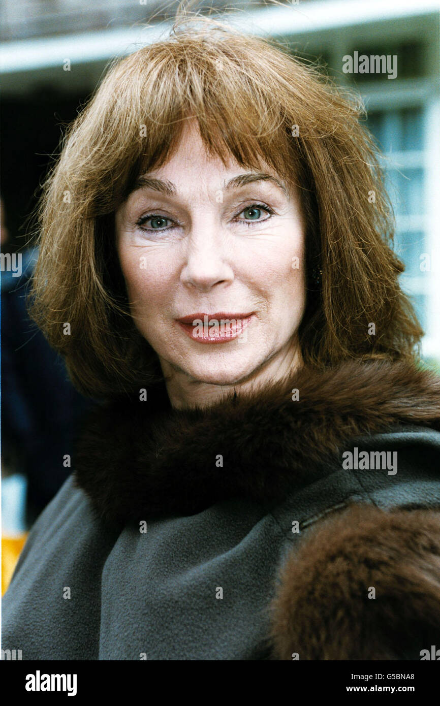 Die Schauspielerin Shirley Anne Field vor einem Haus in Aubrey Walk, Kensington, London, wo der Popstar Dusty Springfield, der im März 1999 im Alter von 59 Jahren starb, eine blaue Gedenktafel enthüllt hat. Stockfoto