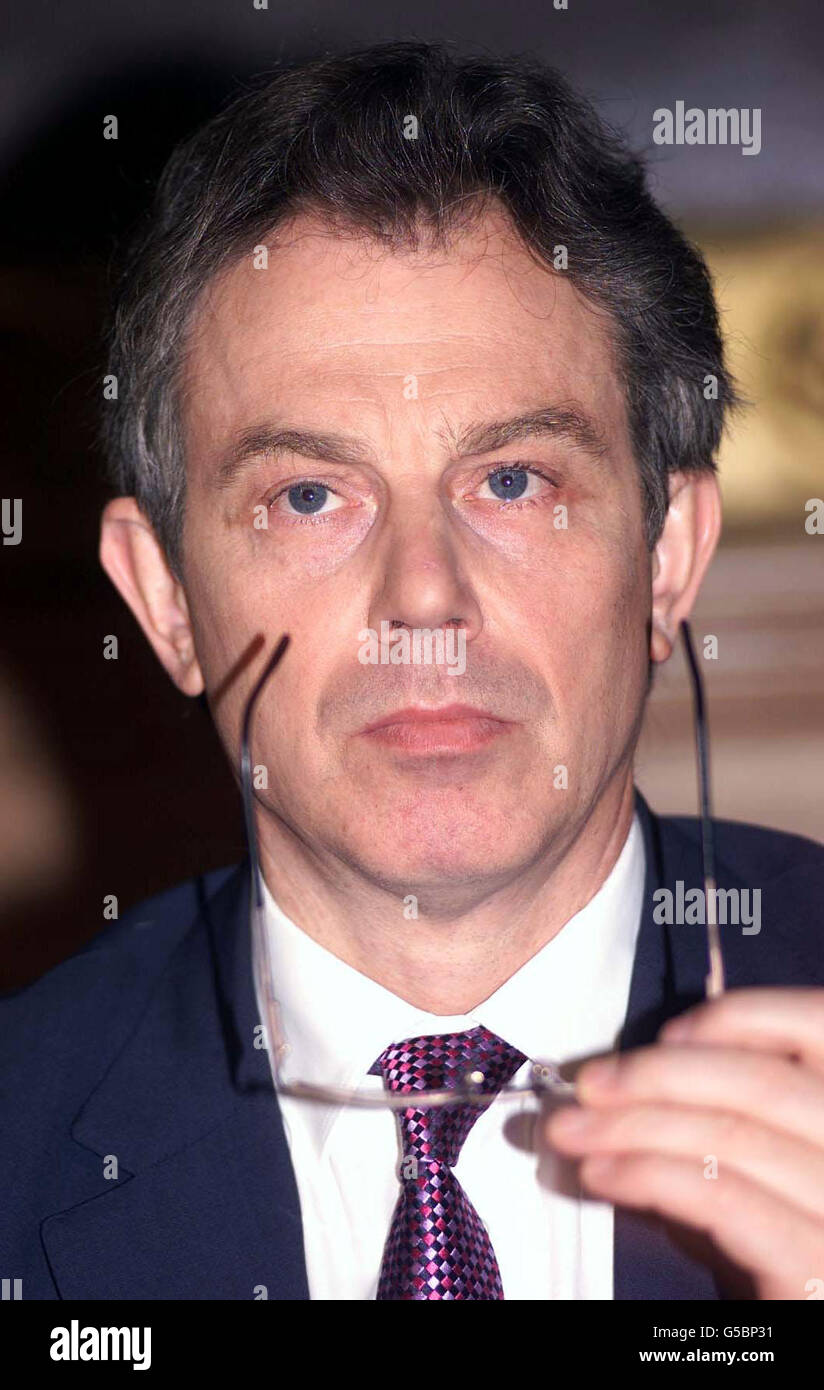 Der britische Premierminister Tony Blair bei einer Pressekonferenz über Fortschritte bei der Beseitigung der Maul- und Klauenseuche in Großbritannien in der Downing Street in London. * Herr Blair hat gesagt, dass die Regierung im Kampf gegen den Ausbruch der Maul- und Klauenseuche jetzt auf der "Hausgeraden" steht. Der Premierminister warnte vor Selbstgefälligkeit und warnte, dass der Kampf gegen die Krankheit noch nicht gewonnen sei. Er machte jedoch deutlich, dass er glaubte, dass das Schlimmste nun vorbei sei. Stockfoto