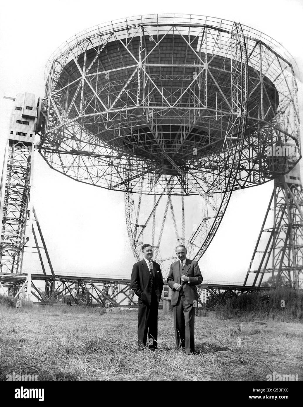Professor Bernard Lovell (r), der Direktor des Jodrell Bank Establishment sein wird, und Herr H.C. Ehemann, der beratende Ingenieur, der das riesige Radioteleskop entworfen und gebaut hat. Stockfoto
