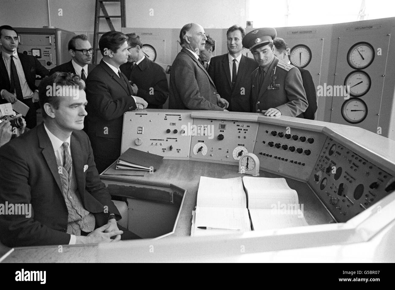 Sowjetischer Kosmonaut Oberstleutnant Waleri Bykowski, rechts, während seines Besuchs in der Jodrell Bank. Mit ihm ist Sir Bernard Lovell, Zentrum, Professor für Radioastronomie und Direktor der Jodrell Bank Experimental Station, der ihn herumführt. Stockfoto